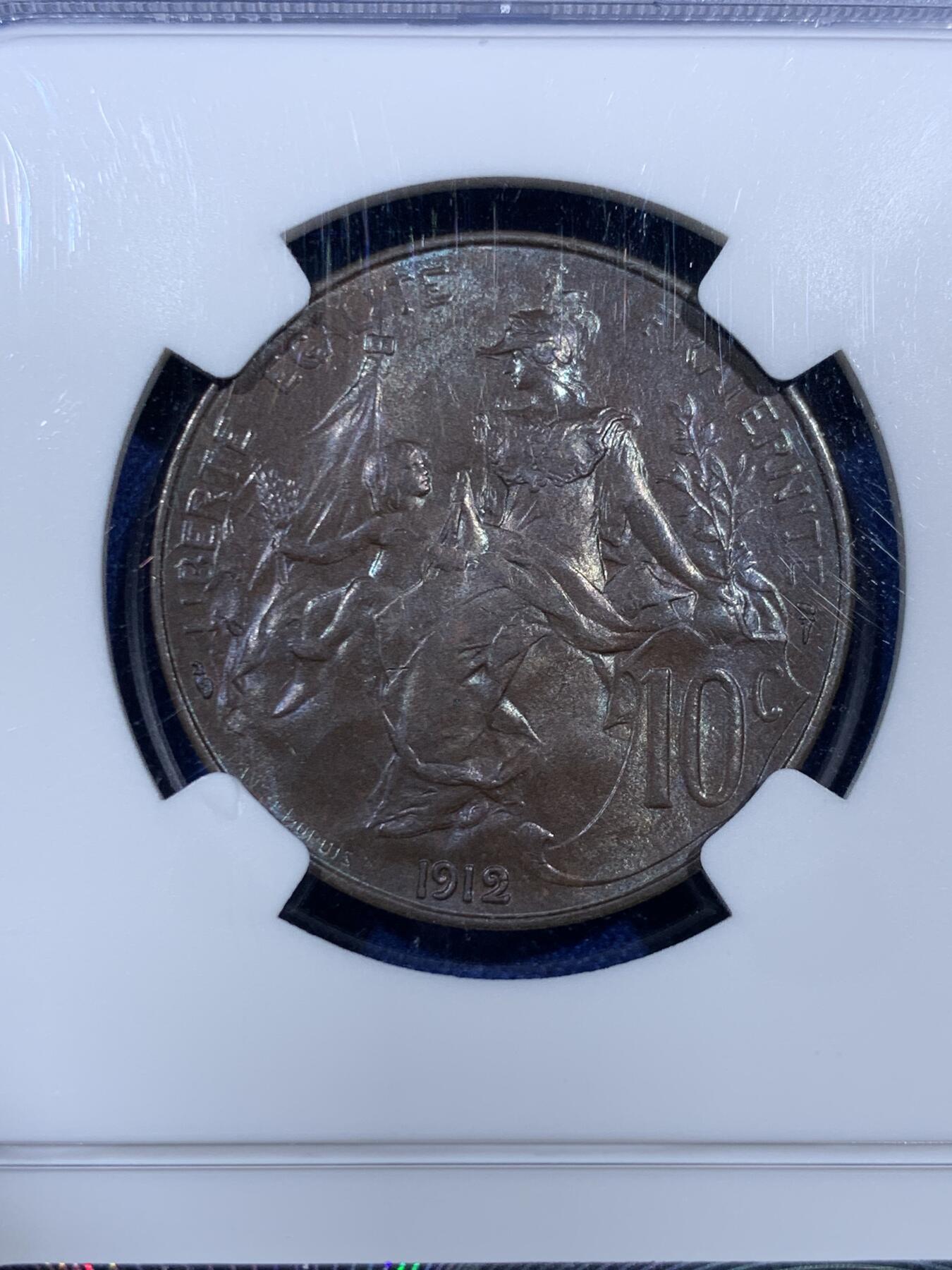 《竞宝斋》第381场 周日，周一 2场连拍 （全场包邮） NGC MS64BN 亚军分 法国1912年玛丽安娜女神10生丁大铜币，非常漂亮的设计，更高分仅1枚。巧克力包浆，底板丝滑如绸缎，带有迷人的蓝紫色调。