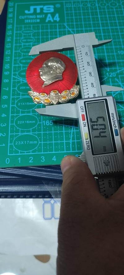 精品毛主席像章拍场 🔥忠字🔥毛主席像章一枚，忠字，爱心忠，少见颜色版别