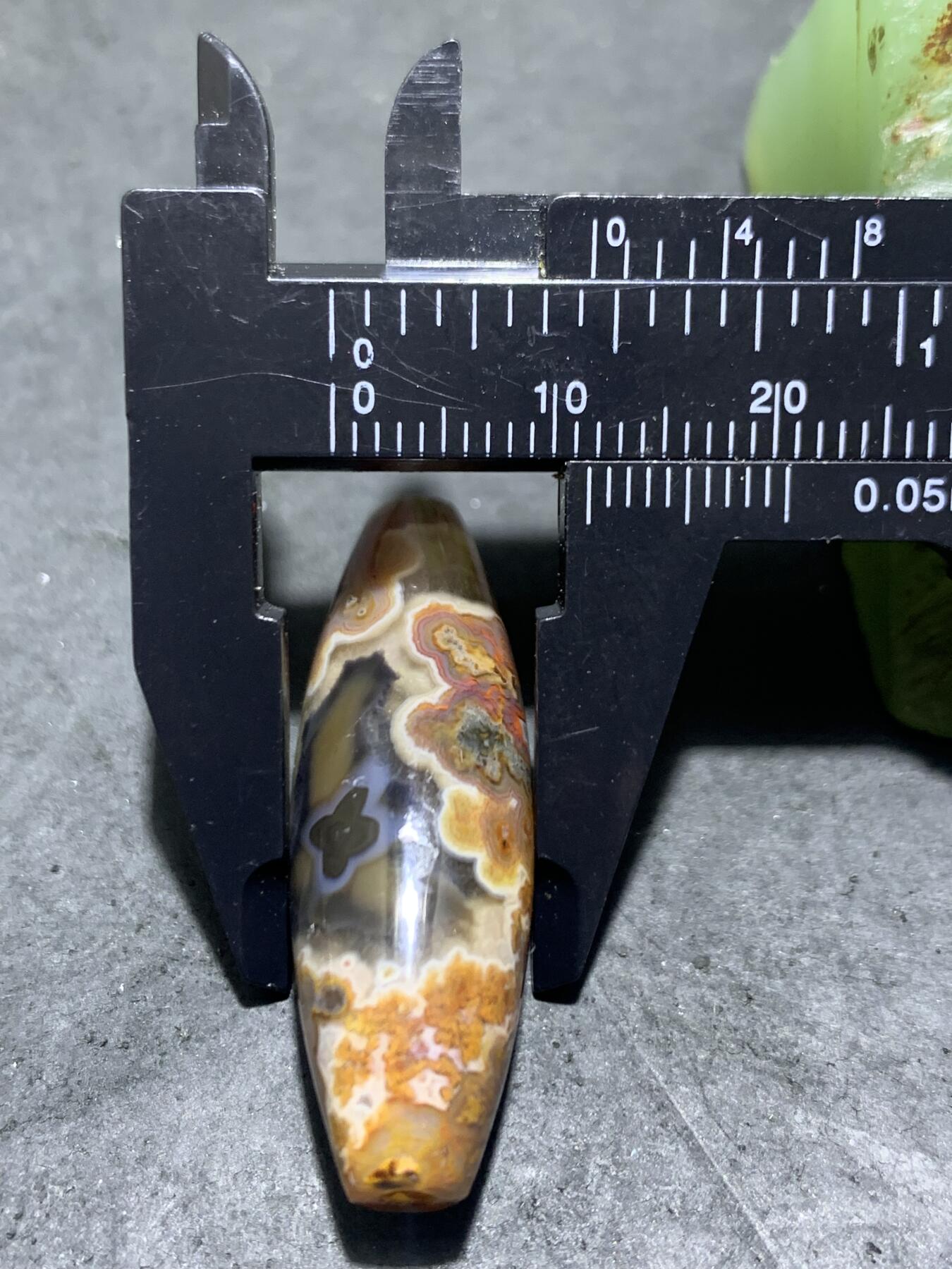精美罕见黑冰飘草花纹战国红玛瑙天珠形随形桶珠一个