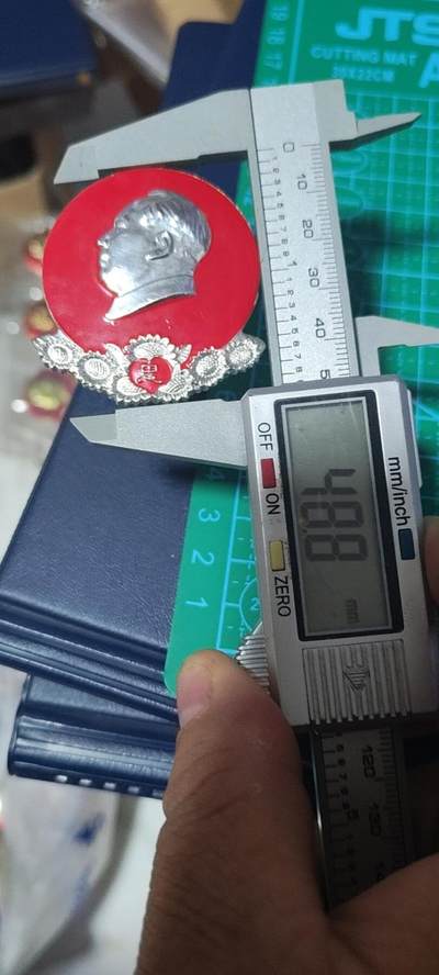 精品毛主席像章拍场 🔥忠字🔥毛主席像章一枚，三忠字