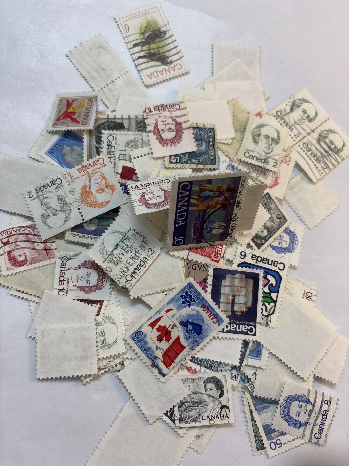 文馨钱币收藏第 245 场，优选各国古铜币，英系场，英国皇室，女王信封等，英殖民地邮票等，寄存时间为 2 个月，请悉知 加拿大原包牛皮纸袋，包含邮票 100-500 枚，没有数