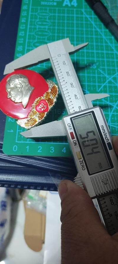 精品毛主席像章拍场 🔥忠字🔥毛主席像章一枚，忠字，爱心忠，少见颜色版别