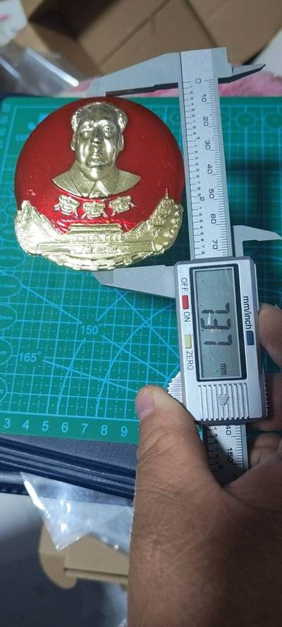 精品毛主席像章拍场 🔥忠字🔥毛主席像章一枚，三忠字