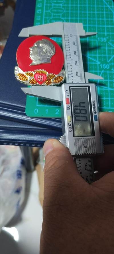 精品毛主席像章拍场 🔥忠字🔥毛主席像章一枚，忠字，爱心忠，少见颜色版别