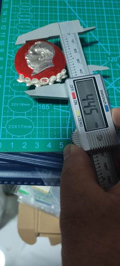 精品毛主席像章拍场 🔥忠字🔥毛主席像章一枚，忠字