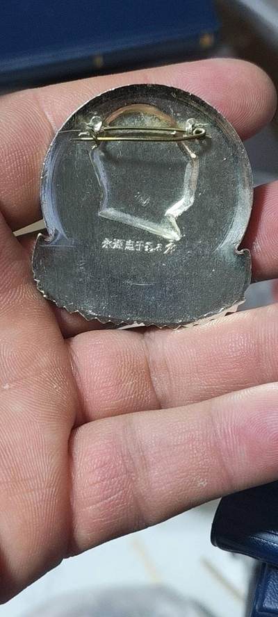 精品毛主席像章拍场 🔥忠字🔥毛主席像章一枚，忠字，爱心忠，少见颜色版别