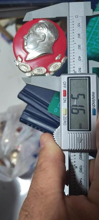 精品毛主席像章拍场 🔥忠字🔥毛主席像章一枚，三忠字