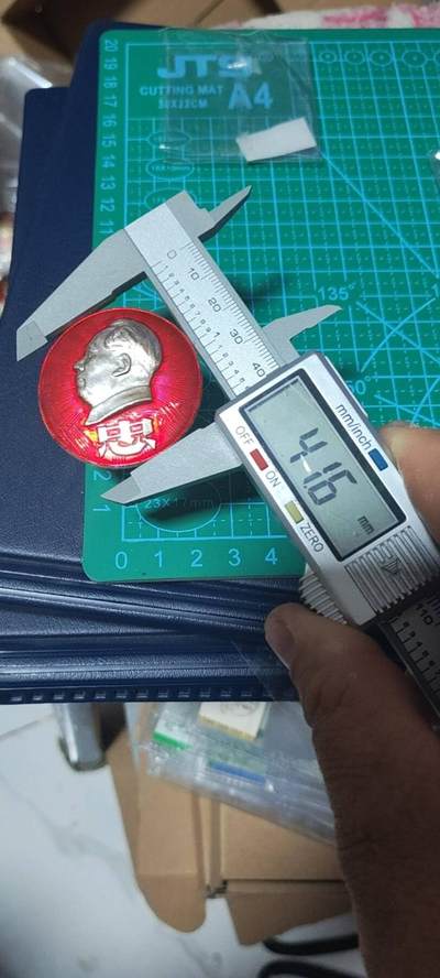 精品毛主席像章拍场 🔥忠字🔥毛主席像章一枚，忠字