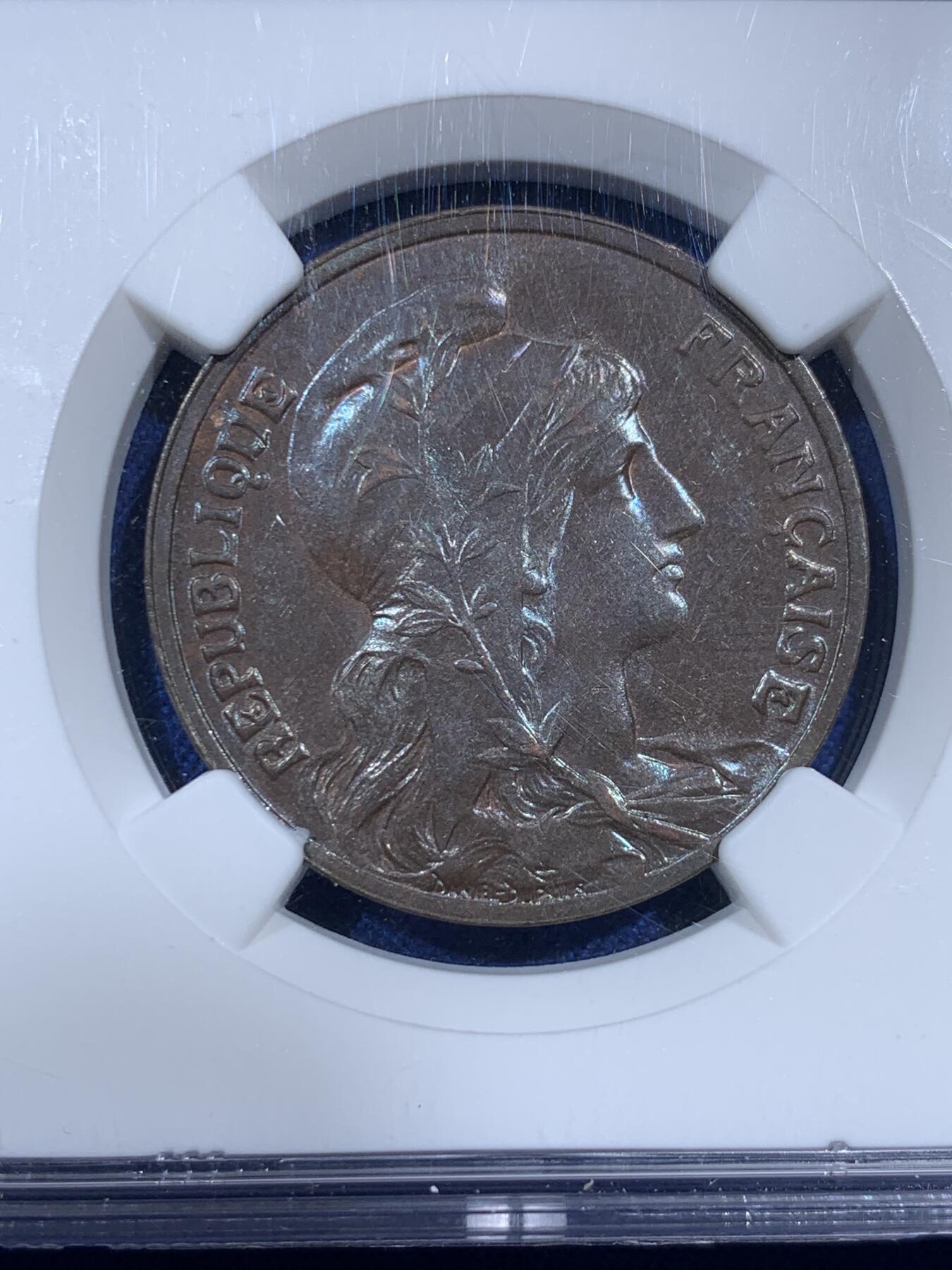《竞宝斋》第381场 周日，周一 2场连拍 （全场包邮） NGC MS64BN 亚军分 法国1912年玛丽安娜女神10生丁大铜币，非常漂亮的设计，更高分仅1枚。巧克力包浆，底板丝滑如绸缎，带有迷人的蓝紫色调。