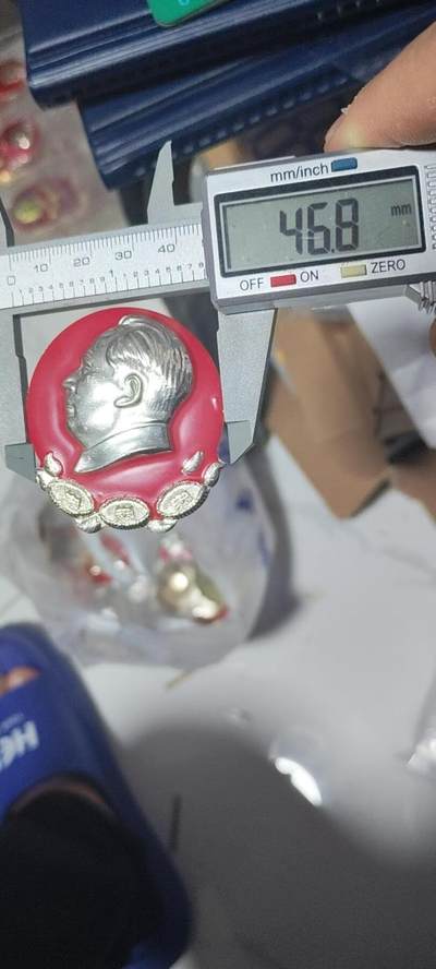 精品毛主席像章拍场 🔥忠字🔥毛主席像章一枚，三忠字