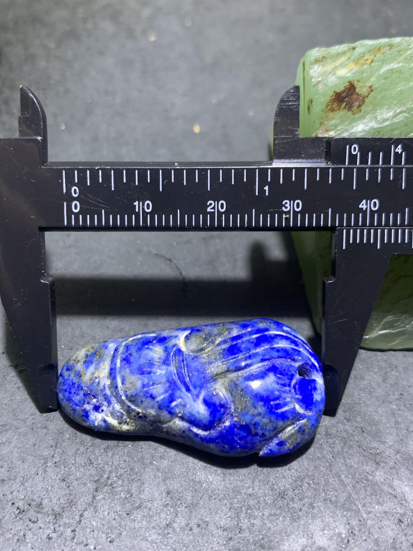 阿富汗老矿青金石雕刻通货吊坠一个，