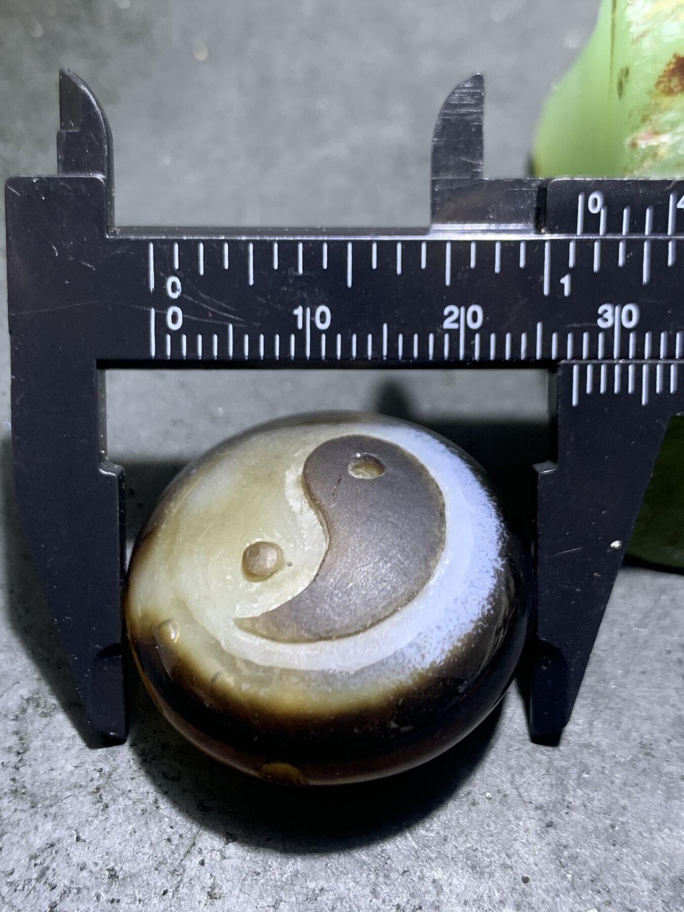 精品药师玛瑙手工雕刻太极阴阳鱼财字板珠（背云）一颗。