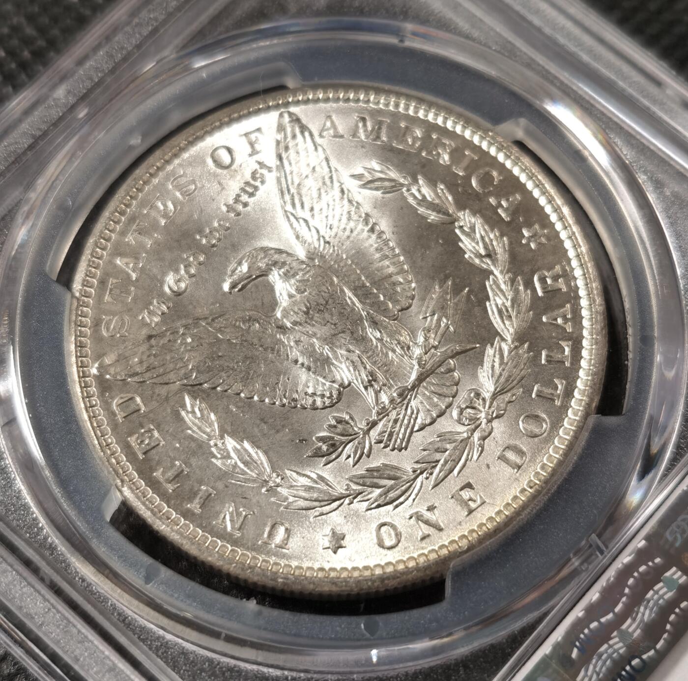  甄臻铺-美国银币专场-世界币章拍卖（第17期），送拍享返佣金等优惠多多 PCGS-MS64 1900年美国摩根银币，正面淡金色包浆