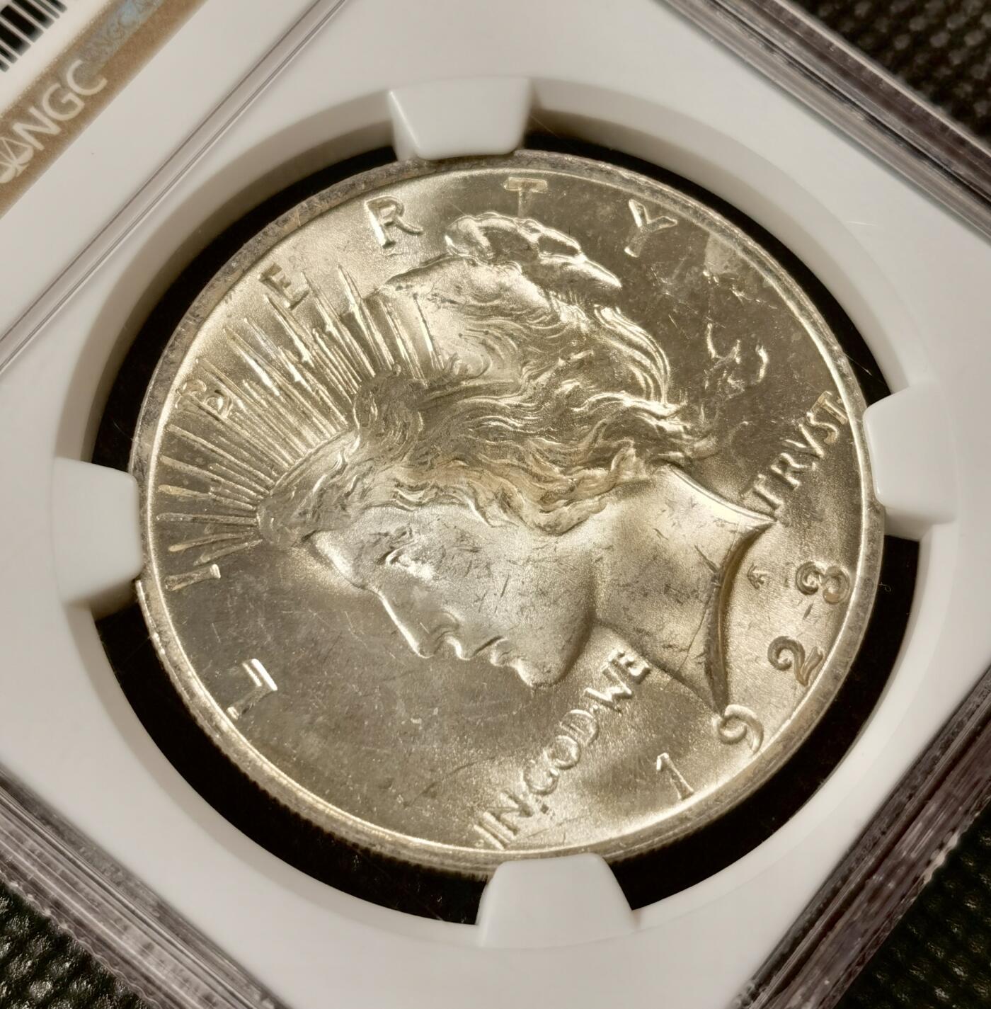  甄臻铺-美国银币专场-世界币章拍卖（第17期），送拍享返佣金等优惠多多 NGC-MS65 1923年美国和平银币，圆润包浆，老盒子，65的不常见