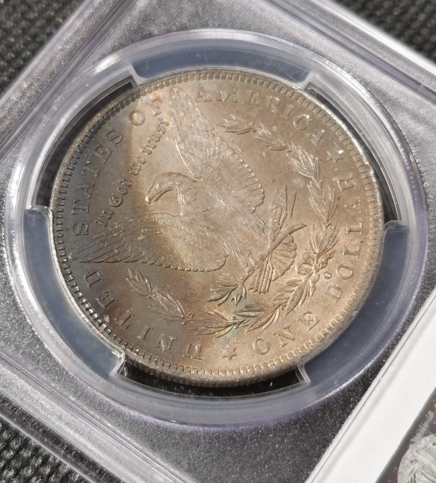  甄臻铺-美国银币专场-世界币章拍卖（第17期），送拍享返佣金等优惠多多 PCGS-MS64 美国1885年O版摩根银币一元，正面月牙五彩，背部酱彩色包浆，盒子有小磕