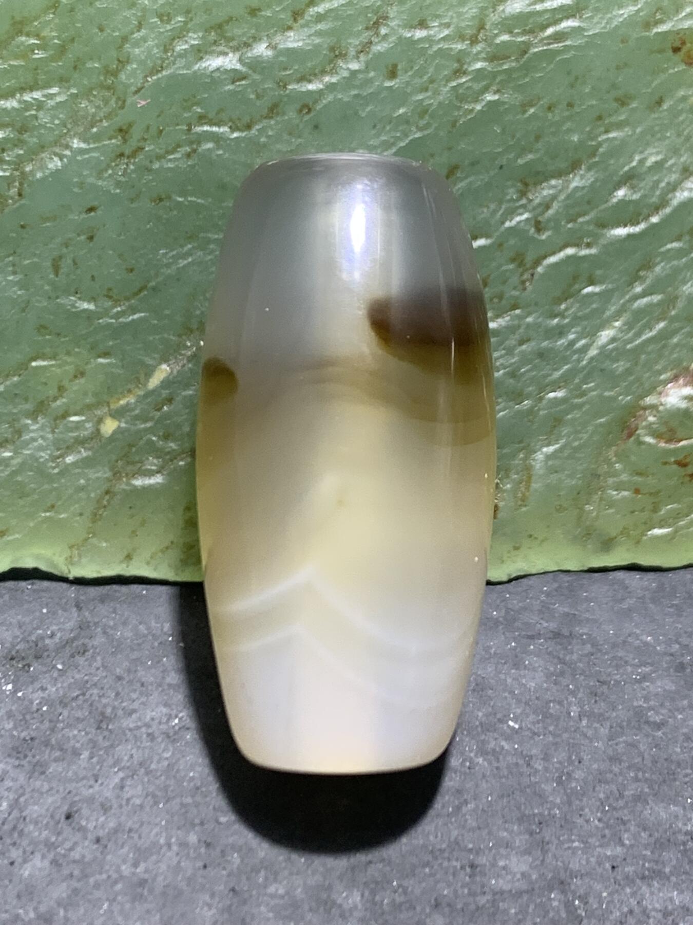 精美马达加斯加海洋玉髓千层纹桶珠一颗，
