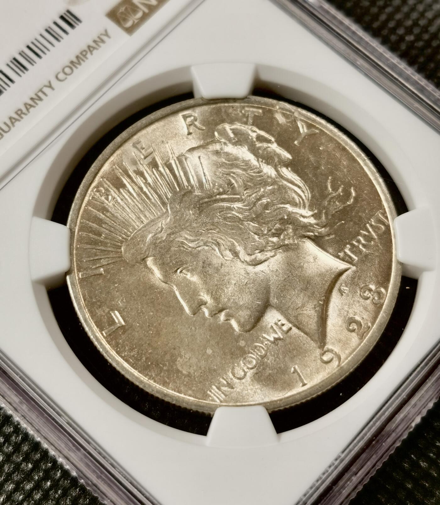  甄臻铺-美国银币专场-世界币章拍卖（第17期），送拍享返佣金等优惠多多 NGC-MS62 1923年美国和平银币，淡金色圆润包浆，低评