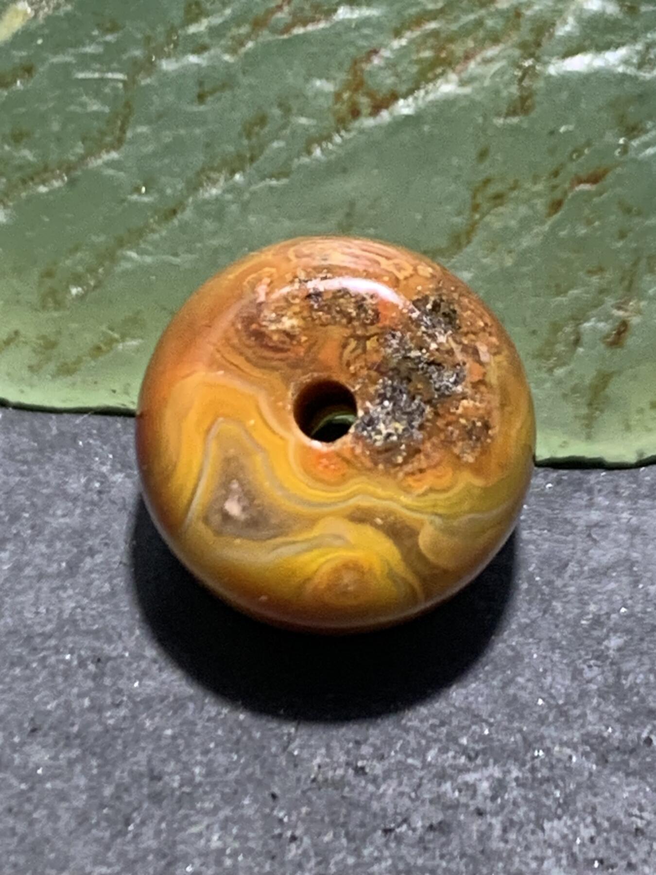 精美千层草花纹战国红玛瑙老形桶珠一个