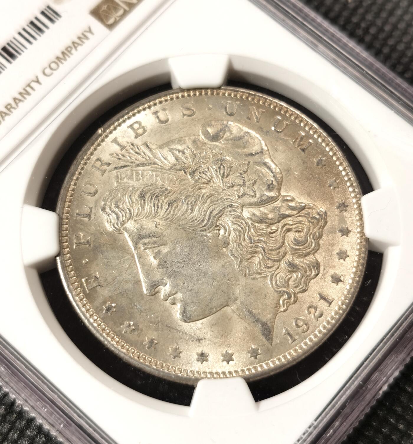  甄臻铺-美国银币专场-世界币章拍卖（第17期），送拍享返佣金等优惠多多 NGC-MS62 1921年美国摩根，淡金色包浆，圆润金色