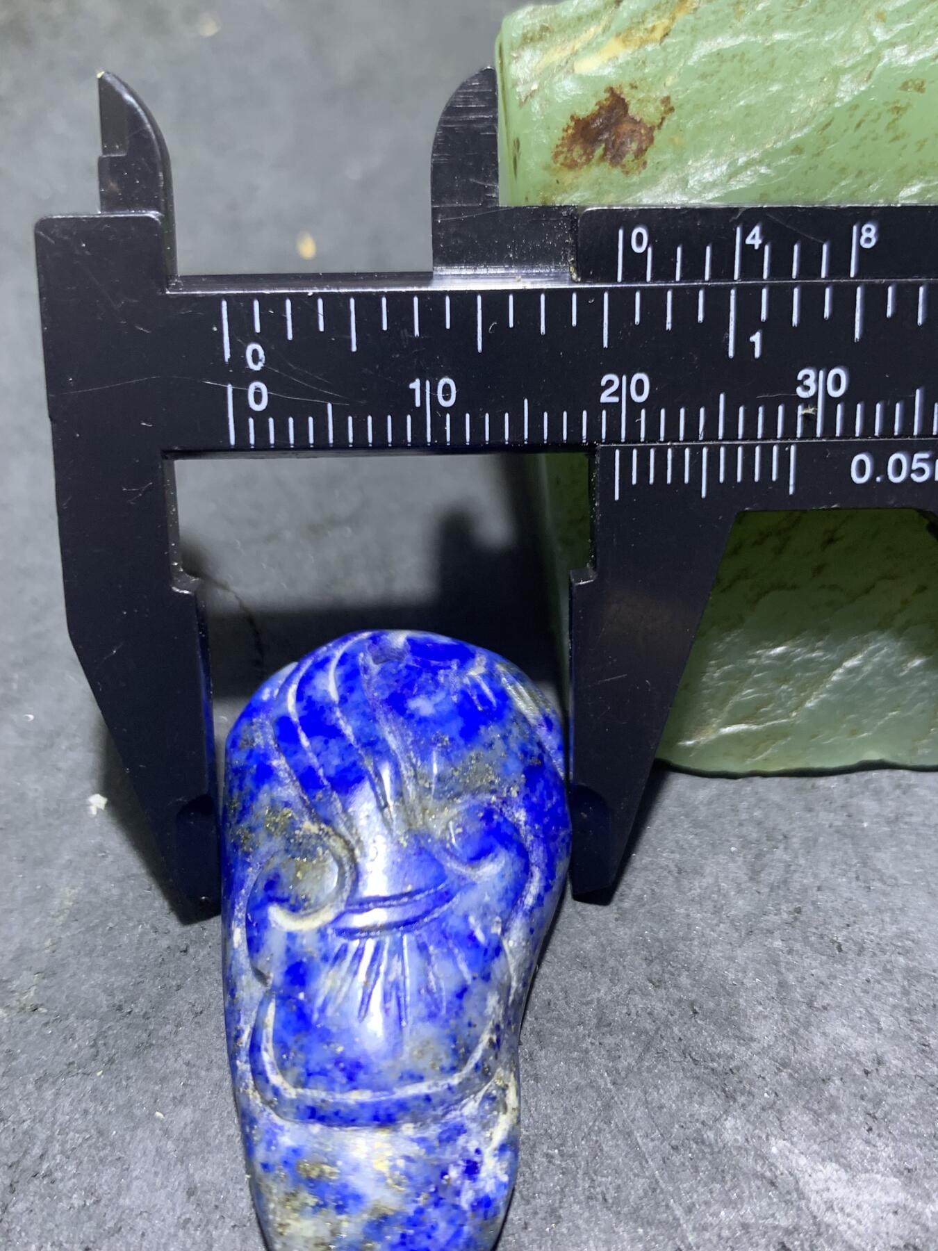 阿富汗老矿青金石雕刻通货吊坠一个，