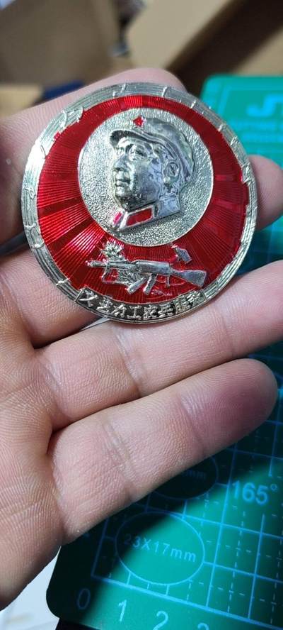 毛主席像章 - 🔥枪图案🔥昆明部队军乐队🔥毛主席像章，
