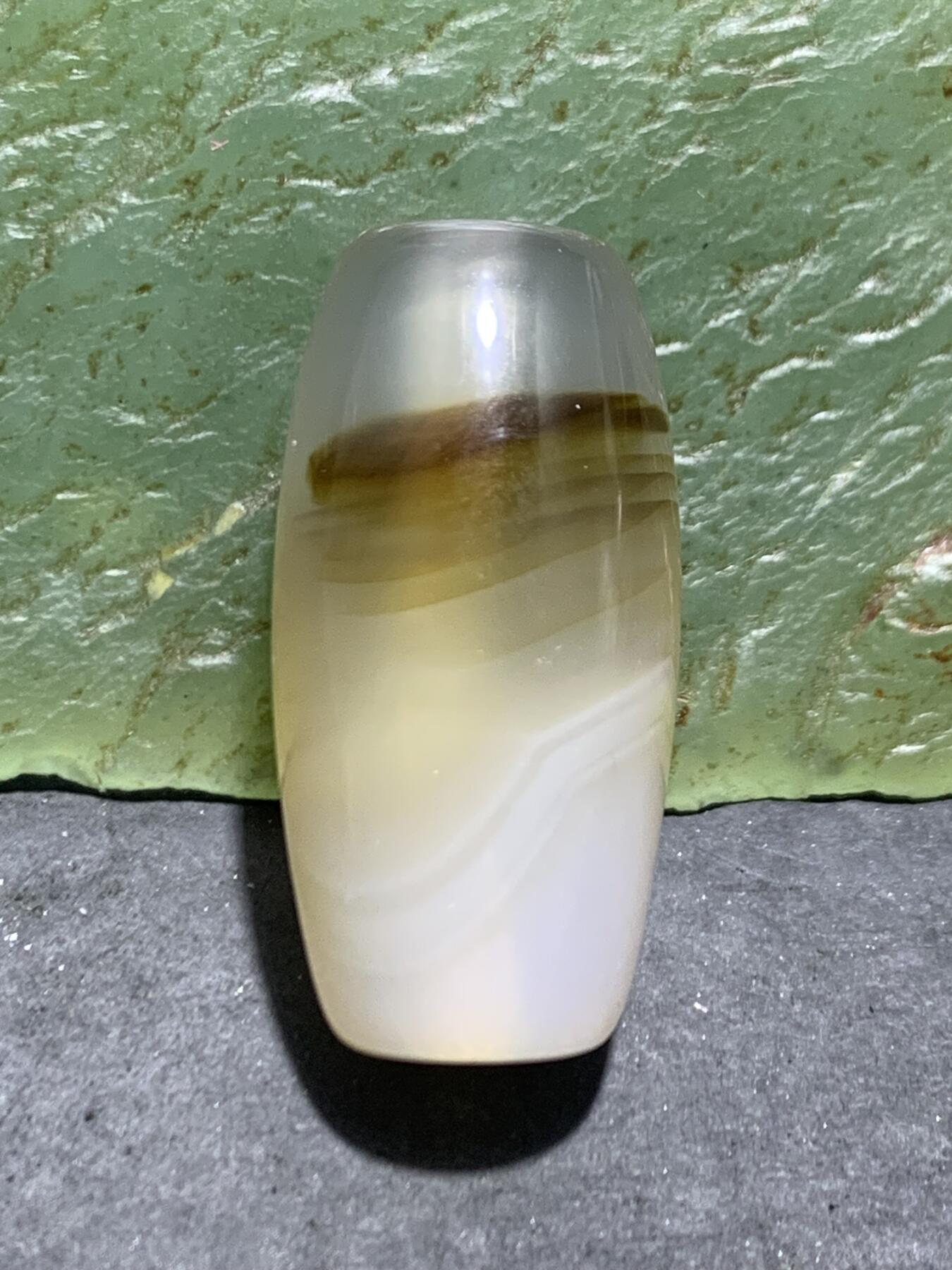 精美马达加斯加海洋玉髓千层纹桶珠一颗，