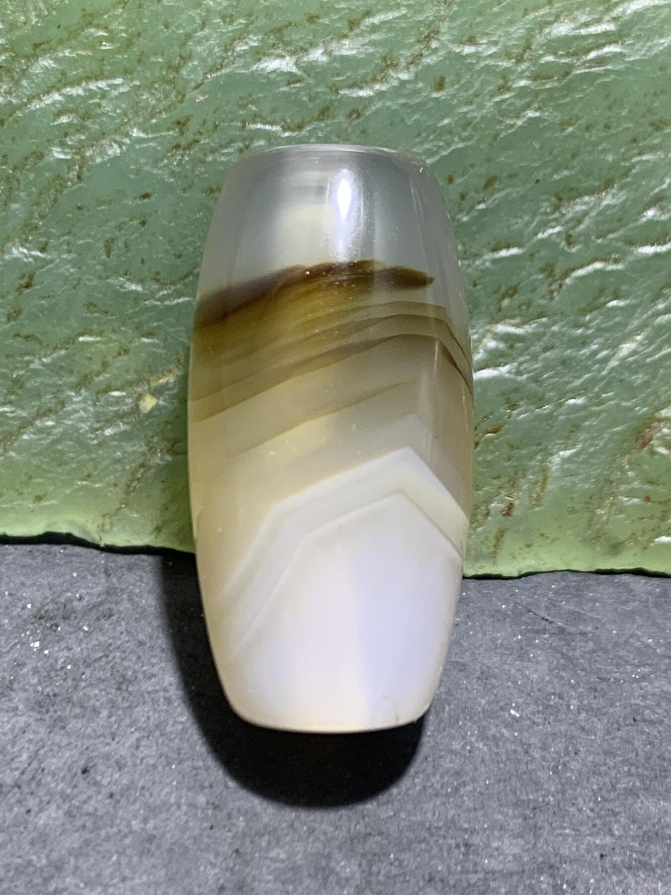 精美马达加斯加海洋玉髓千层纹桶珠一颗，