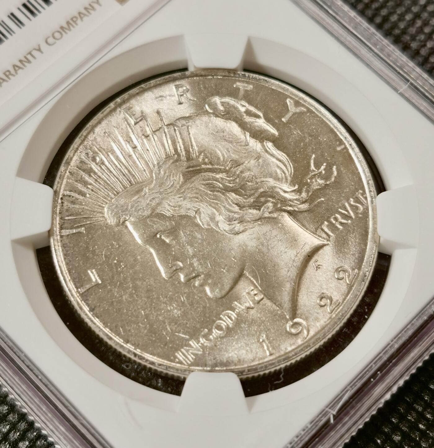  甄臻铺-美国银币专场-世界币章拍卖（第17期），送拍享返佣金等优惠多多 NGC-MS64 1922年美国和平银币，流水转光