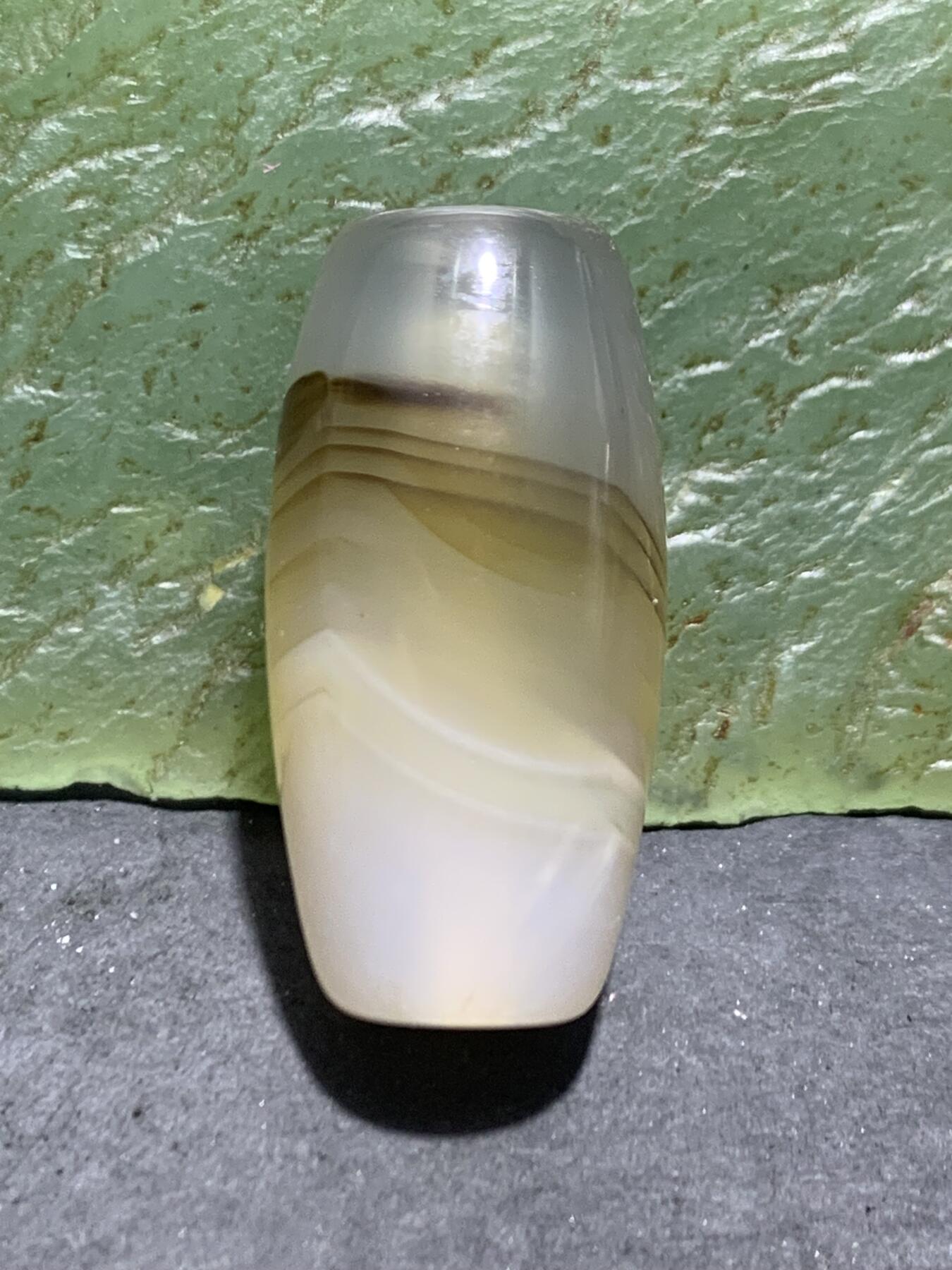 精美马达加斯加海洋玉髓千层纹桶珠一颗，