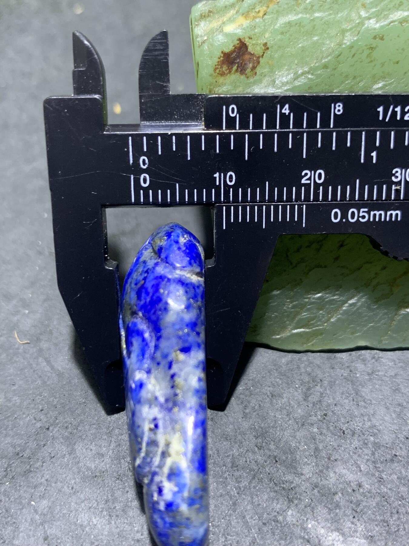 阿富汗老矿青金石雕刻通货吊坠一个，
