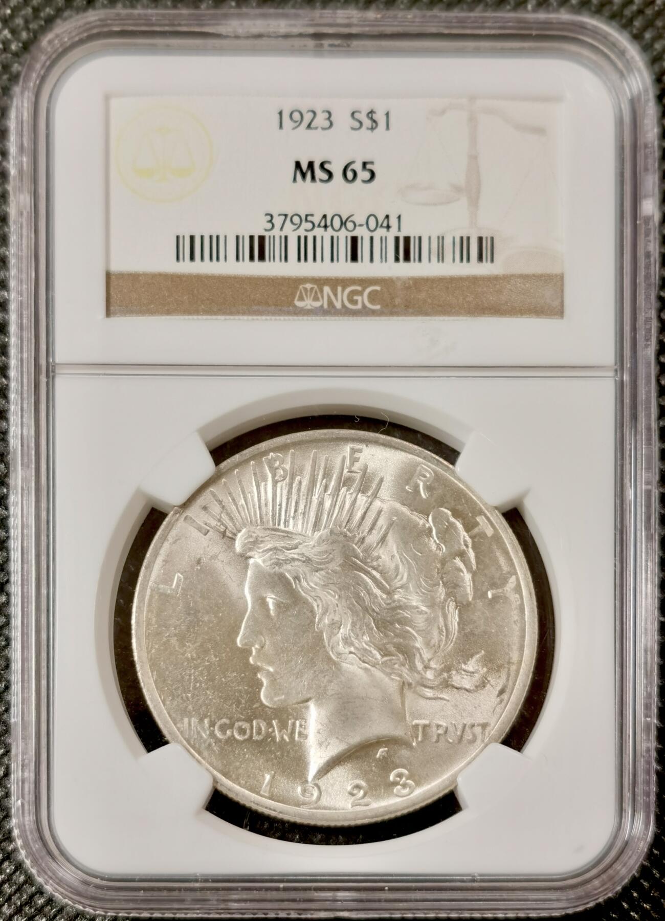  甄臻铺-美国银币专场-世界币章拍卖（第17期），送拍享返佣金等优惠多多 NGC-MS65 1923年美国和平银币，圆润包浆，老盒子，65分的少见
