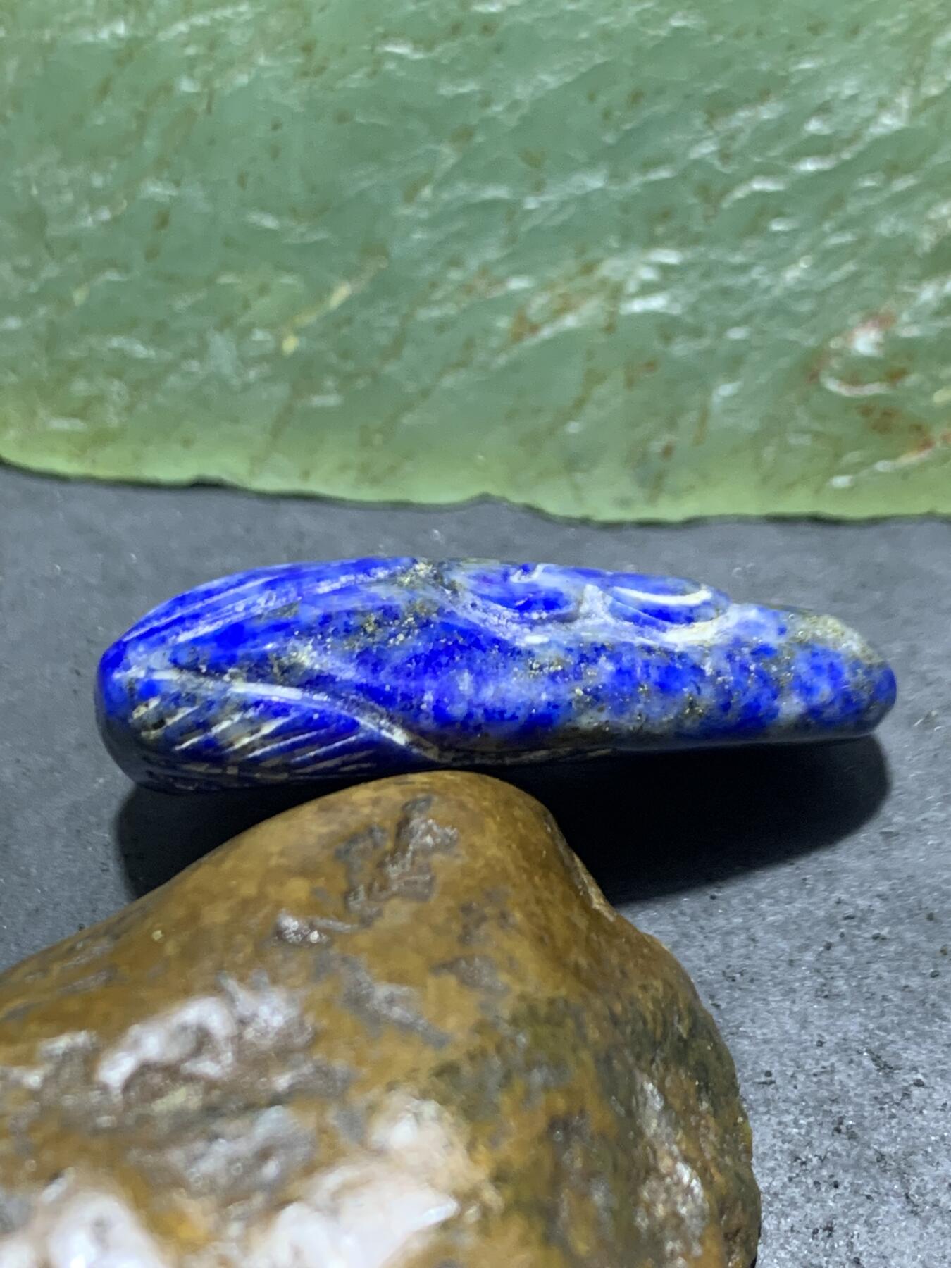 阿富汗老矿青金石雕刻通货吊坠一个，