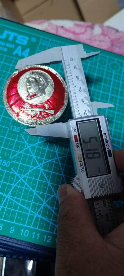 精品毛主席像章拍场 🔥枪图案🔥昆明部队军乐队🔥毛主席像章，