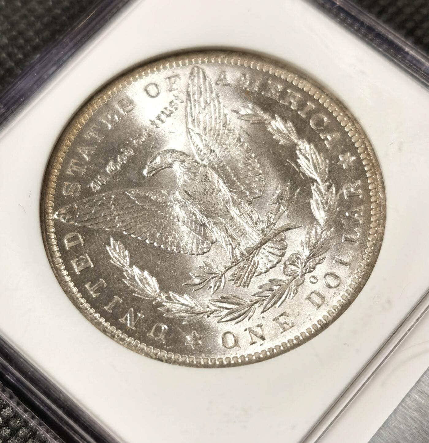  甄臻铺-美国银币专场-世界币章拍卖（第17期），送拍享返佣金等优惠多多 NGC-MS64 1885年O版摩根，淡淡环彩包浆