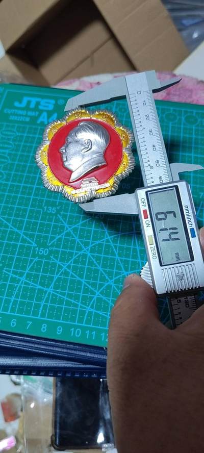 精品毛主席像章拍场 🔥葵花异型🔥毛主席像章，