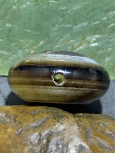 精品药师玛瑙手工雕刻太极阴阳鱼财字板珠（背云）一颗。 精品药师玛瑙手工雕刻太极阴阳鱼财字板珠（背云）一颗。