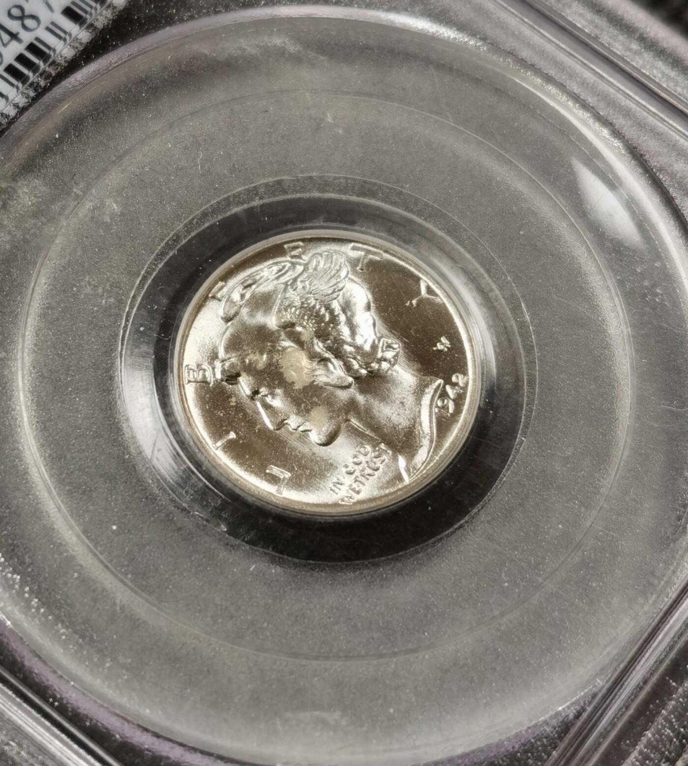  甄臻铺-美国银币专场-世界币章拍卖（第17期），送拍享返佣金等优惠多多 PCGS-MS65 1942年D版小飞侠，流水转光，老盒子严评