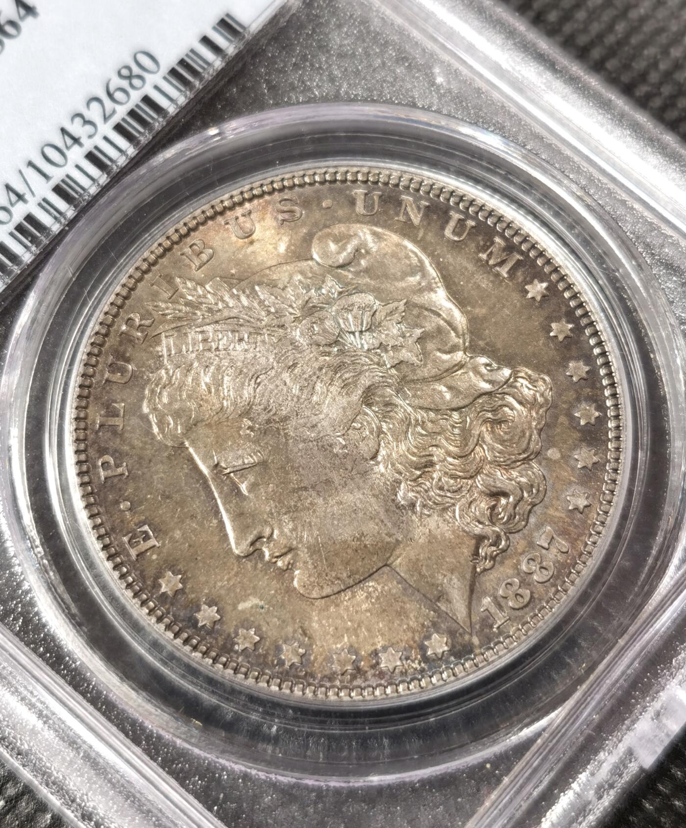  甄臻铺-美国银币专场-世界币章拍卖（第17期），送拍享返佣金等优惠多多 PCGS-MS64 美国1887摩根银币一元，双面酱彩色配经典美式包浆，盒子底部有小裂