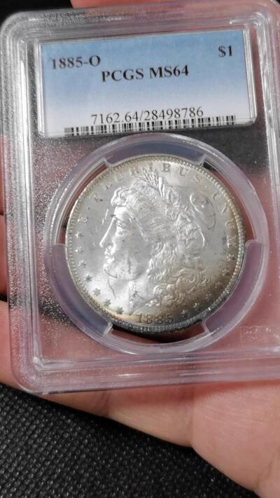  甄臻铺-美国银币专场-世界币章拍卖（第17期），送拍享返佣金等优惠多多 PCGS-MS64 美国1885年O版摩根银币一元，正面月牙五彩，背部酱彩色包浆，盒子有小磕