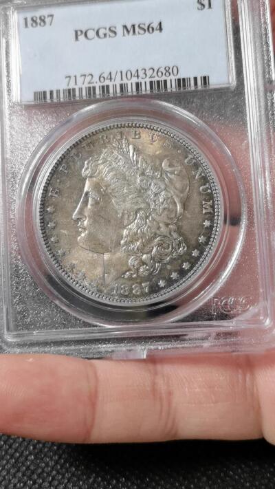  甄臻铺-美国银币专场-世界币章拍卖（第17期），送拍享返佣金等优惠多多 PCGS-MS64 美国1887摩根银币一元，双面酱彩色配经典美式包浆，盒子底部有小裂