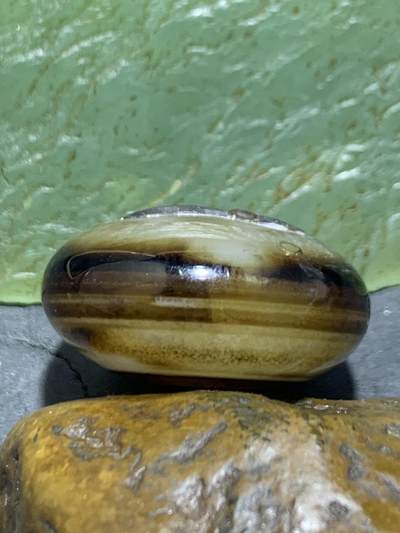 精品药师玛瑙手工雕刻太极阴阳鱼财字板珠（背云）一颗。 精品药师玛瑙手工雕刻太极阴阳鱼财字板珠（背云）一颗。