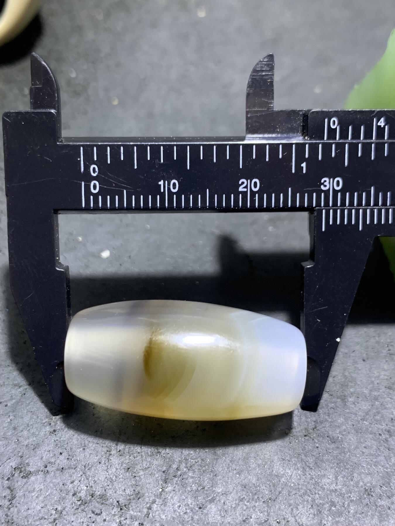 精美马达加斯加海洋玉髓千层纹桶珠一颗，