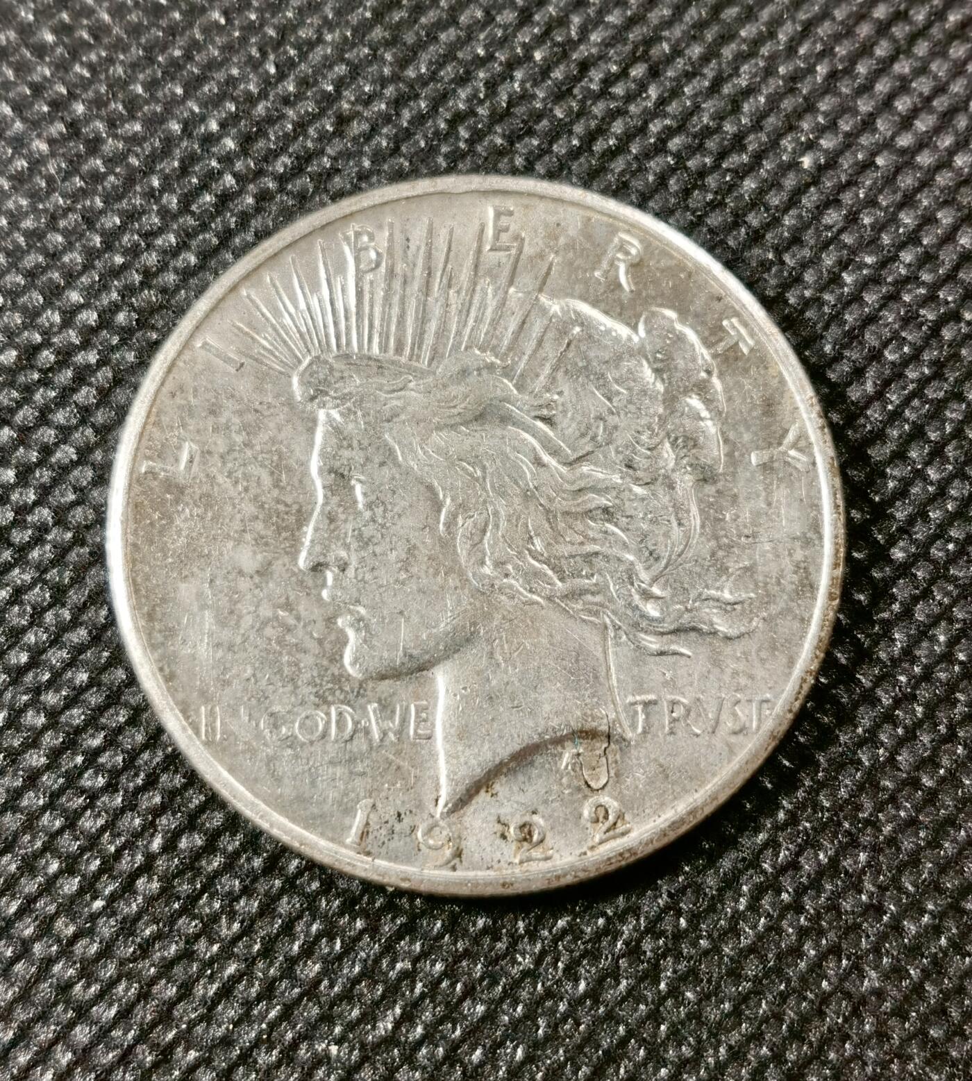  甄臻铺-美国银币专场-世界币章拍卖（第17期），送拍享返佣金等优惠多多 美国1922S和平一元银币，2字上方有小裂