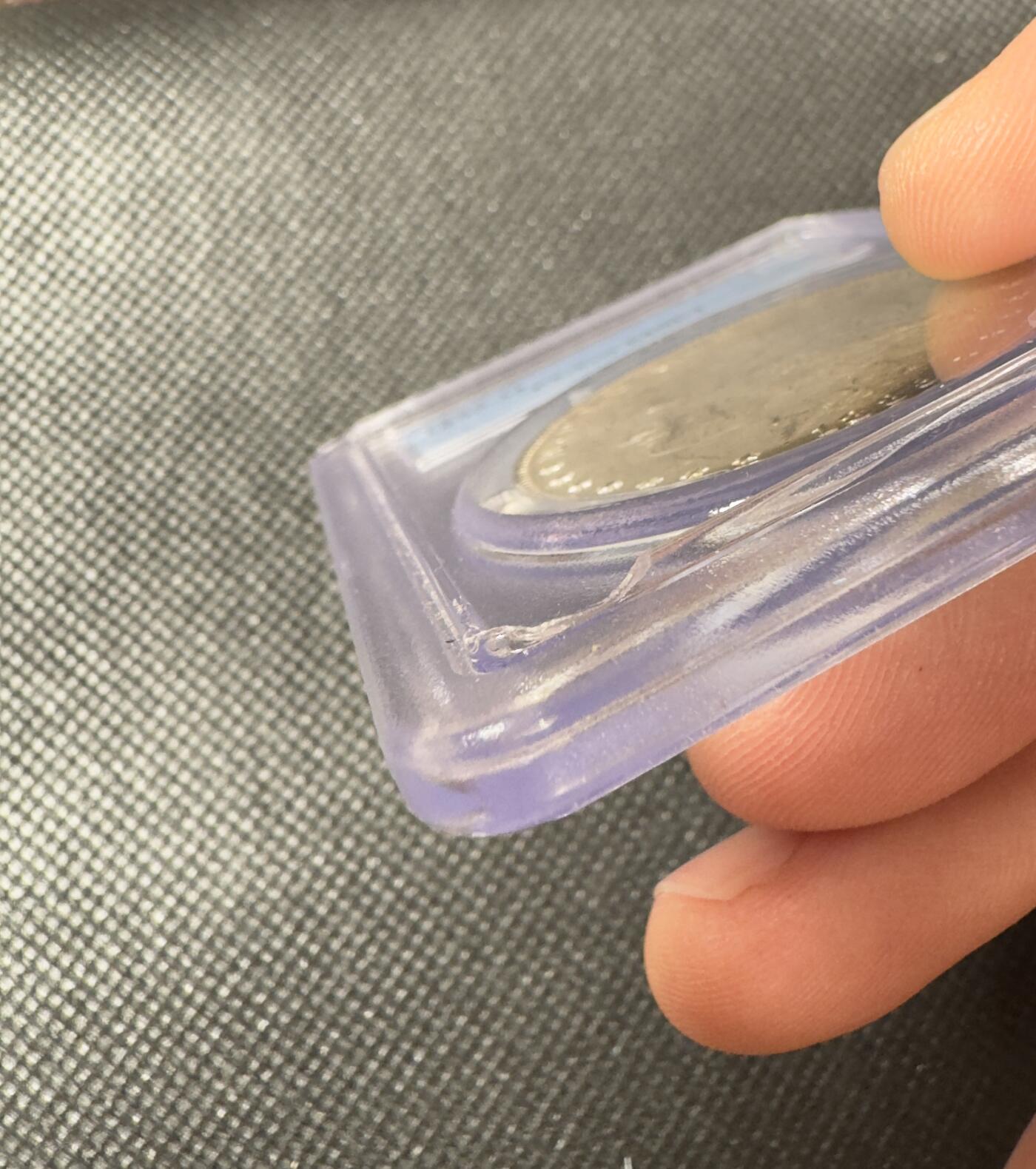  甄臻铺-美国银币专场-世界币章拍卖（第17期），送拍享返佣金等优惠多多 PCGS-MS64 美国1885年O版摩根银币一元，正面月牙五彩，背部酱彩色包浆，盒子有小磕