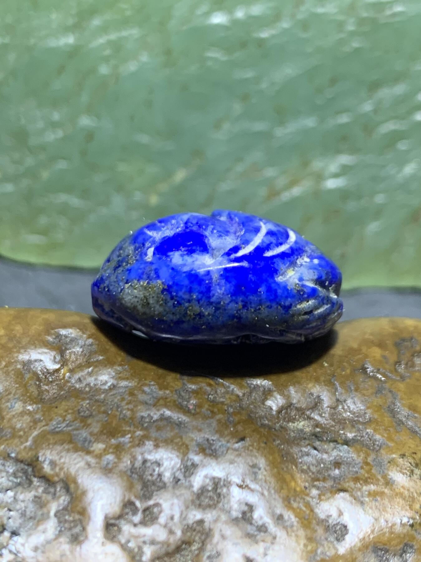 阿富汗老矿青金石雕刻通货吊坠一个，