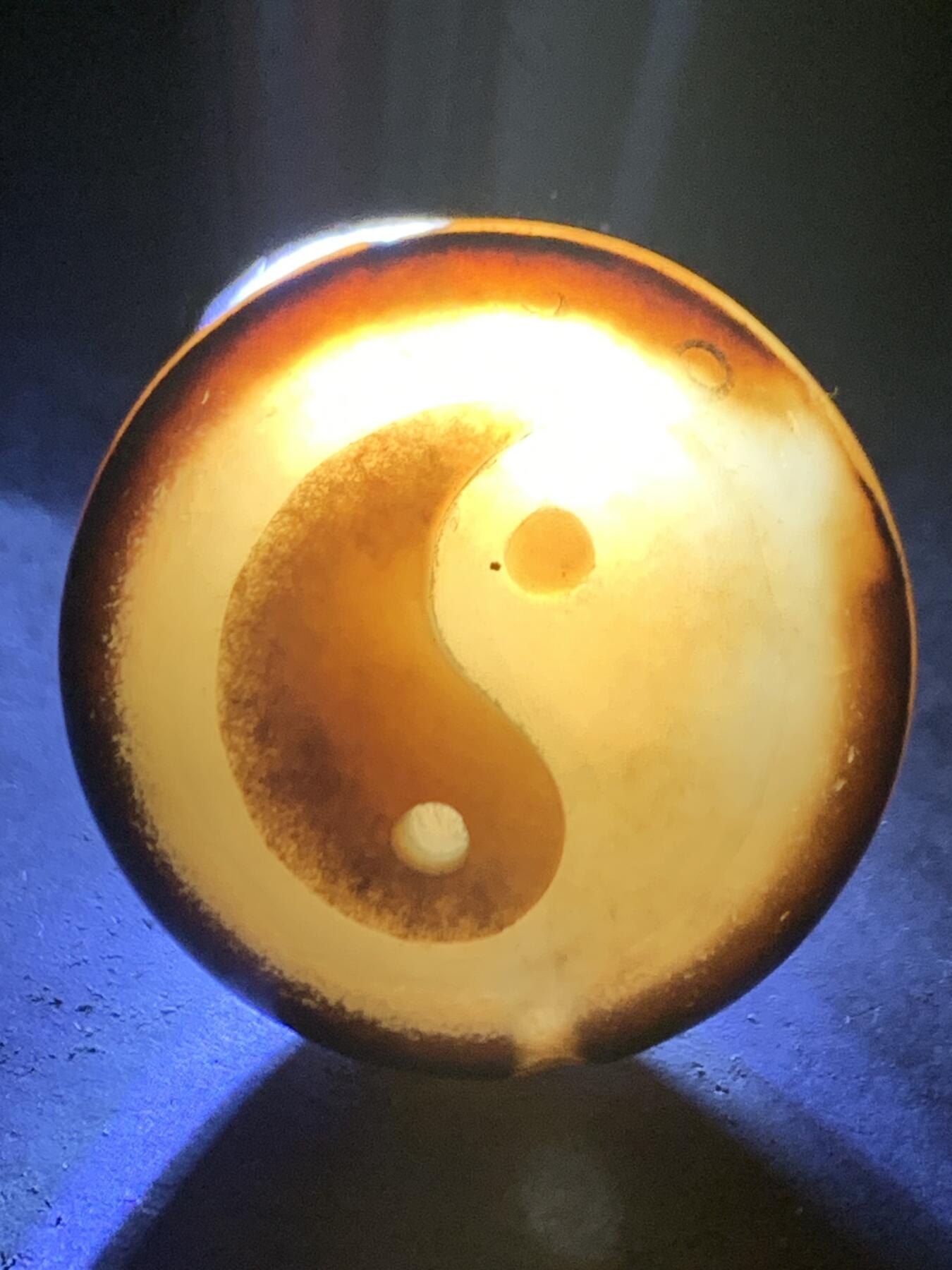 精品药师玛瑙手工雕刻太极阴阳鱼财字板珠（背云）一颗。