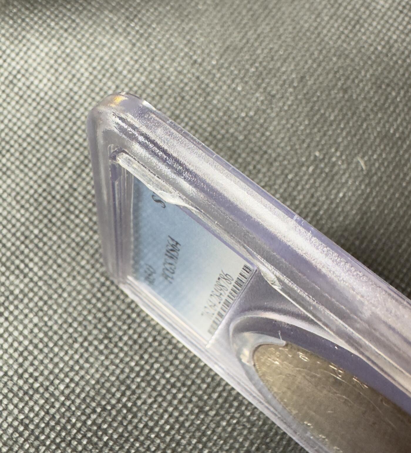  甄臻铺-美国银币专场-世界币章拍卖（第17期），送拍享返佣金等优惠多多 PCGS-MS64 美国1885年O版摩根银币一元，正面月牙五彩，背部酱彩色包浆，盒子有小磕