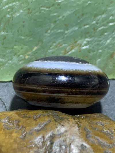 精品药师玛瑙手工雕刻太极阴阳鱼财字板珠（背云）一颗。 精品药师玛瑙手工雕刻太极阴阳鱼财字板珠（背云）一颗。