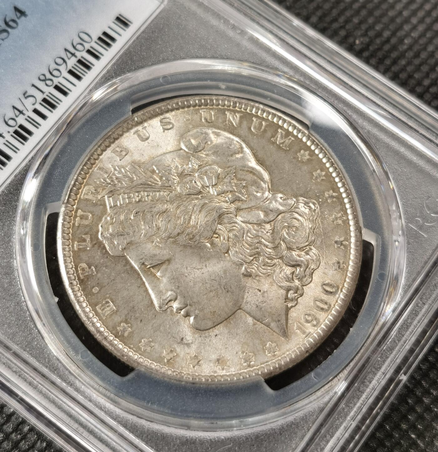  甄臻铺-美国银币专场-世界币章拍卖（第17期），送拍享返佣金等优惠多多 PCGS-MS64 1900年摩根，正面美式包浆，卷首