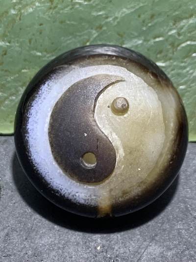 精品药师玛瑙手工雕刻太极阴阳鱼财字板珠（背云）一颗。 - 精品药师玛瑙手工雕刻太极阴阳鱼财字板珠（背云）一颗。